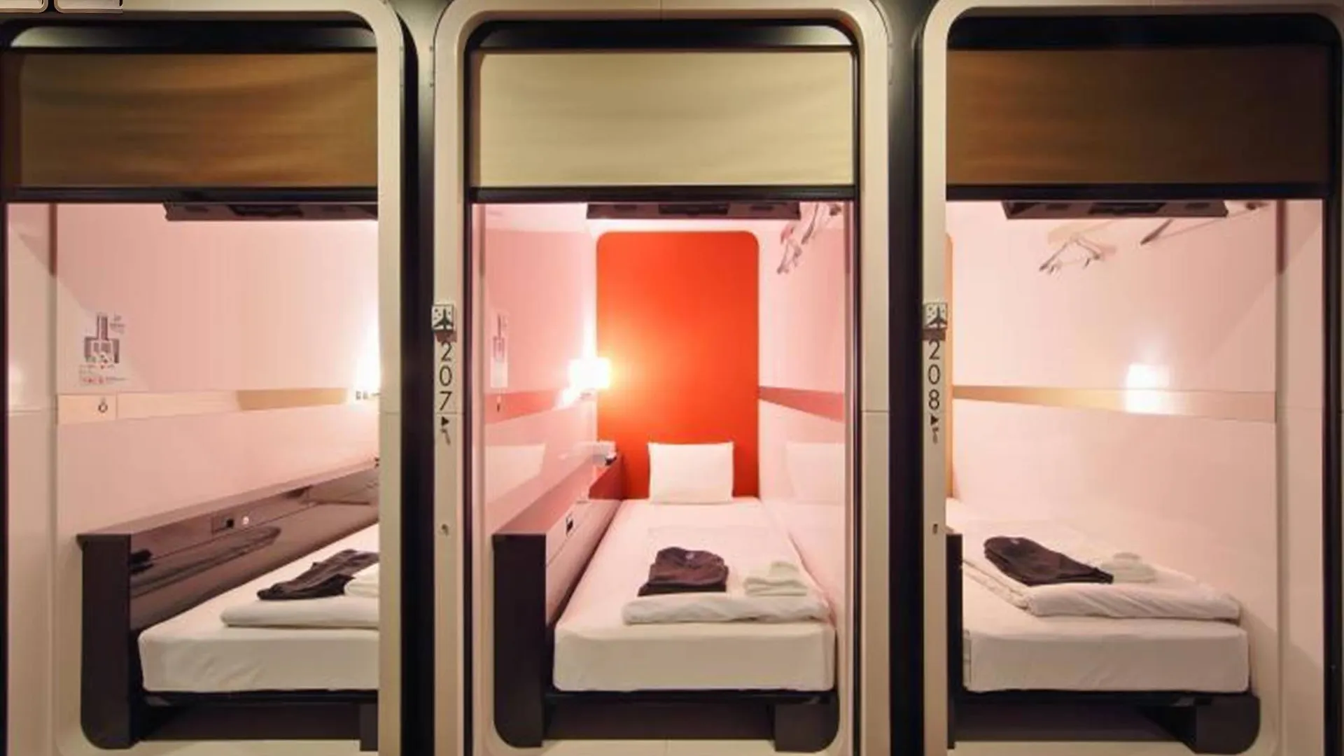 First Cabin Shinbashi Atagoyama Tokyo Capsule hotel