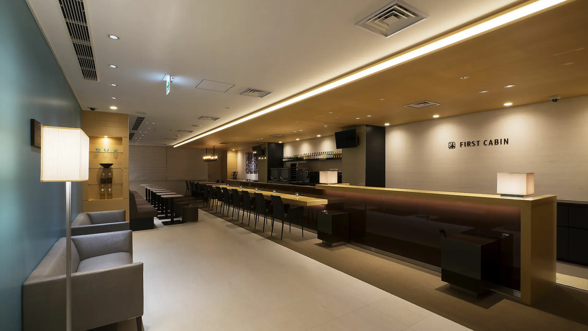 First Cabin Shinbashi Atagoyama Tokyo Capsule hotel