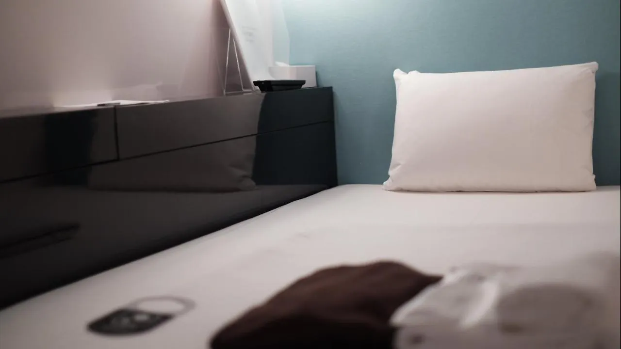 First Cabin Shinbashi Atagoyama Tokyo Capsule hotel